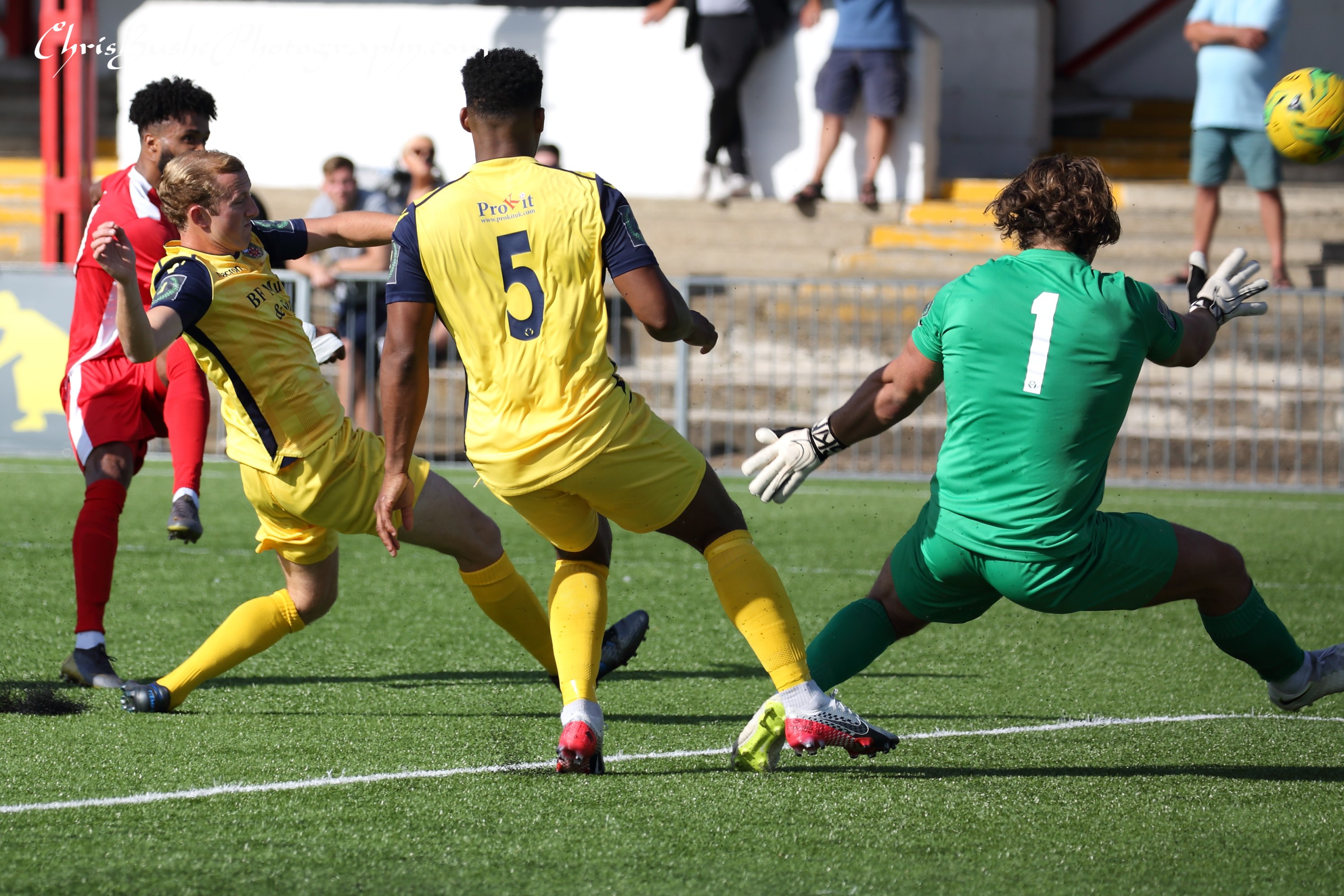 Ricky Korboa Carshalton shoots wide. Hornchurch keeper Joseph Right left stranded